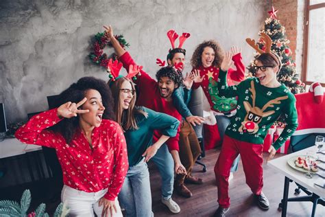 Ilustračná fotografia dvoch kolegov priateľsky sa rozprávajúcich na firemnom vianočnom večierku.
