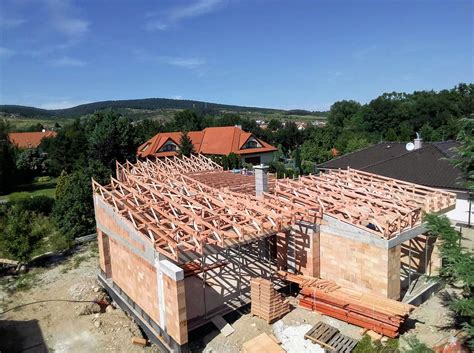 Schéma rôznych typov drevených stromčekov - od jednoduchých latkových konštrukcií až po rebríkové varianty.