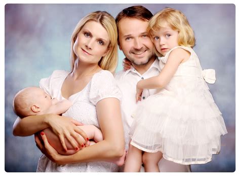 rodinné fotografie v starom fotoalbume