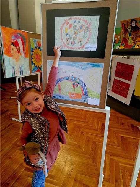 obrázok detí tvoriacich vo výtvarnej dielni