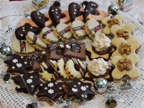 Koláž rôznych druhov vianočného pečiva, ako sú linecké koláčiky, medovníky a vanilkové rožky.