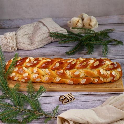 Detailne zobrazená pletená vianočka s posypom z mandlí.