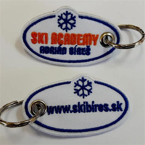 Ilustračná fotografia rôznych 3D lentikulárnych reklamných predmetov, ako sú pohľadnice, odznaky a kľúčenky.