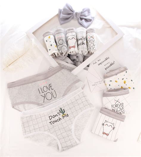 Ilustrácia rôznych typov personalizovaných servítok s rôznymi potlačami (cocktail, lunch, dinner)