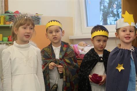 Detail detí v kostýmoch počas vianočnej besiedky