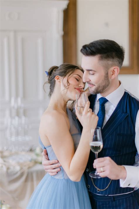 fotografia nevesty s decentným modrým podväzkom alebo šperkom