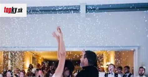 Dvojica tancujúca na svadbe