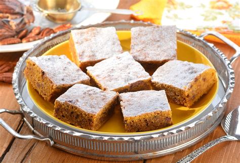 Dekoratívny vianočný tekvicový koláč na sviatočnom stole