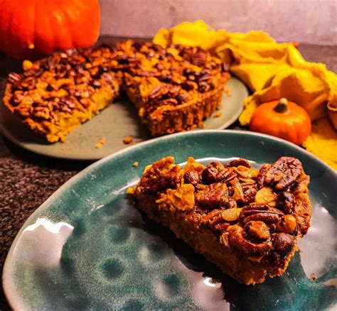 Detail tekvicového koláča s orechovou posýpkou