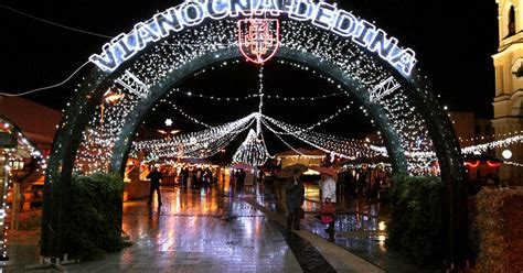 Tematická ilustrácia Vianočnej dediny s ľuďmi a stánkami