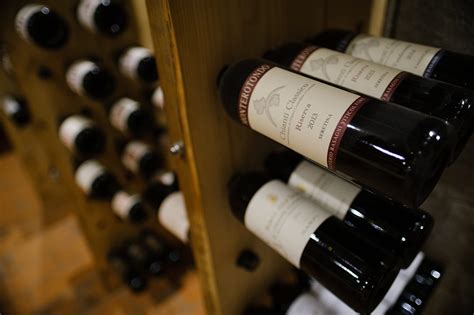 Tematická fotografia vinohradu alebo vínnej pivnice