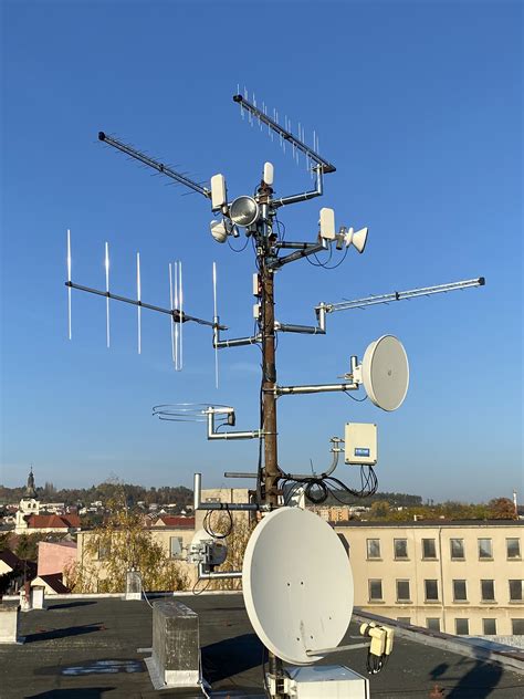 Infografika porovnávajúca možnosti príjmu TV signálu: anténa, satelit, internet.