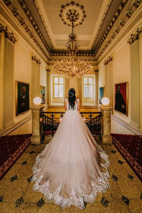 Fotografie neviest v rôznych svadobných šatách zo salónu