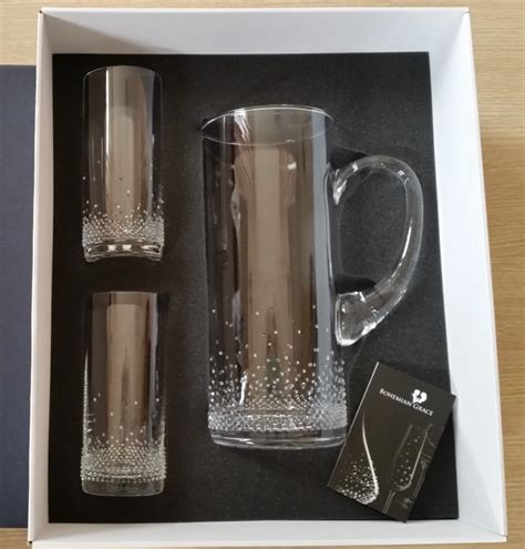 Ilustrácia fľaše Prosecca a dvoch pohárov