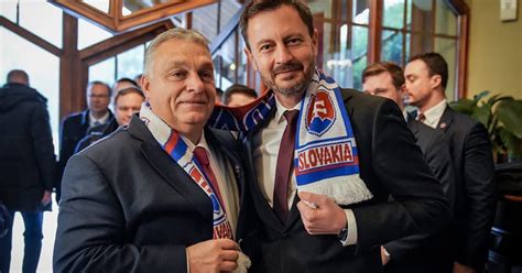 Ilustračné foto rodinnej oslavy menín so slovenským kalendárom a kvetmi