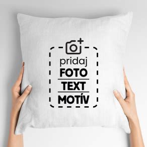 Tematická fotografia darčekov s personalizáciou (napr. hrnček, tričko, vankúš s fotkami/textom)