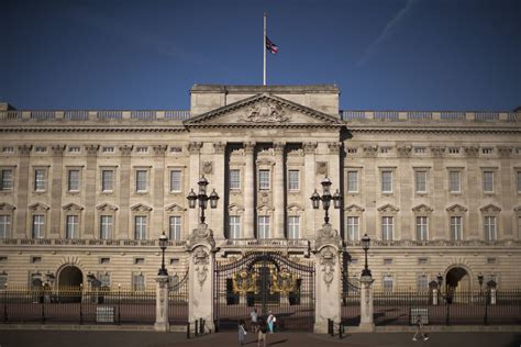 Mladomanželia mávajú z balkóna Buckinghamského paláca pred zrakmi verejnosti