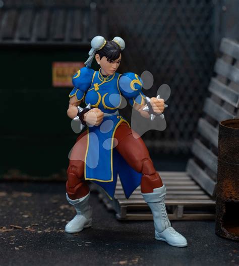 Papierový strašiak s pohyblivými končatinami v rôznych polohách.