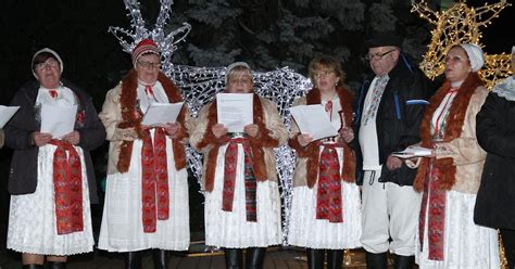 ilustračné foto: chlapci v tradičných krojoch s korbáčmi pri vinšovaní