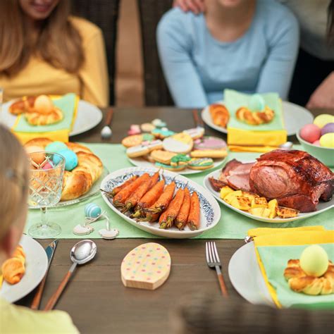ilustračné foto: veľkonočný stôl s tradičnými jedlami a posväteným košíkom