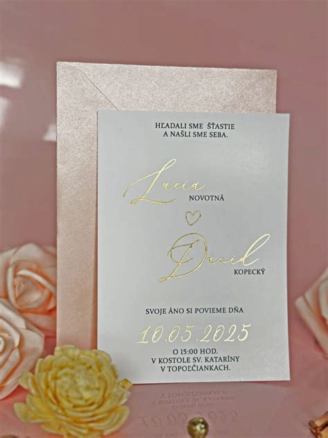 Ilustrácia rôznych typov svadobných oznámení s metalickou potlačou a mliečnym plastom