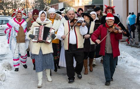 Ilustračná fotografia tradičného fašiangového sprievodu s maskami