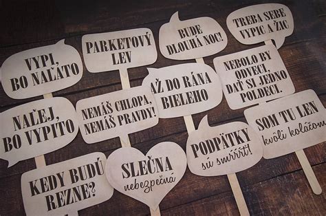 Fotografia hostí používajúcich zábavné rekvizity v profesionálnom fotokútiku na oslave