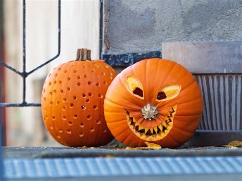 Ilustrácia tekvice s vyrezanou strašidelnou tvárou