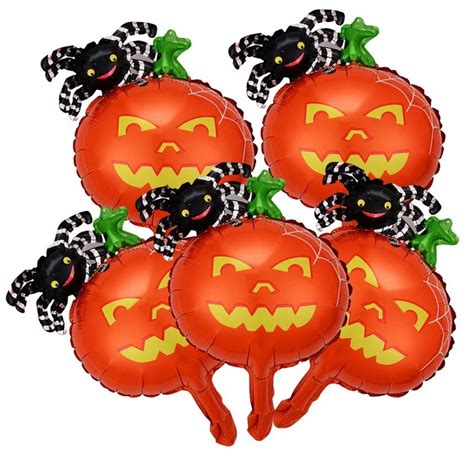 Deti pri práci s tekvicou a halloweenskymi dekoráciami