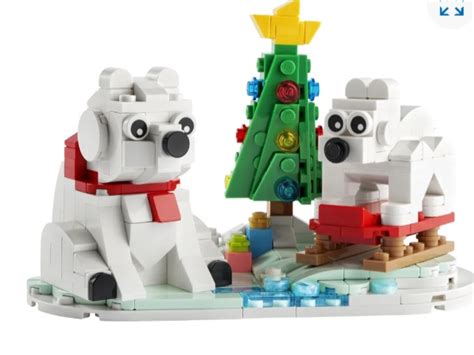Záber na rodinu stavajúcu vianočné LEGO sety pri krbe
