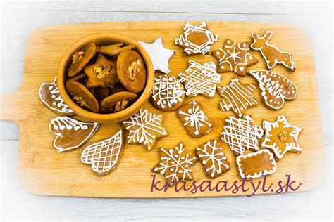 Ilustrácia zdobenia medovníkov bielkovou polevou