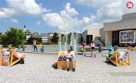 Fotografia sôch apoštolov na Cyrilometodskom námestí v Nitre