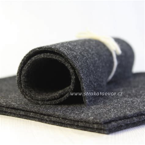 Informatívna infografika s prehľadom potrebných materiálov (filc, tvrdý papier, gumičky, nožnice, tavná pištoľ) pre tvorbu masky