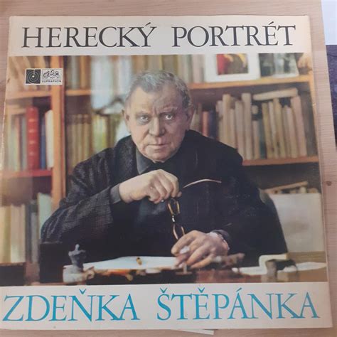 Portrét Zdenka Štěpánka pri čítaní alebo zamyslení, v pozadí staré knihy
