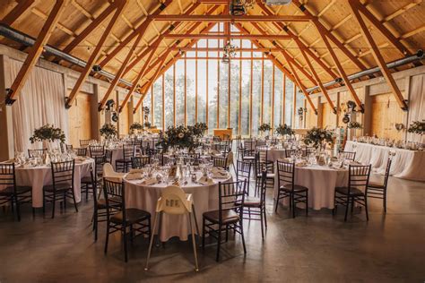 Tematické foto interiéru stodoly Gréta s prírodnou svadobnou výzdobou