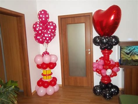 Inšpiratívna fotografia modernej balónovej výzdoby v interiéri s rôznymi veľkosťami balónov