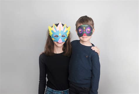 fotografia detí, ktoré si vyrábajú masky z recyklovaných materiálov (papier, kartón)