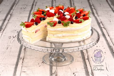 Pavlova torta s čerstvým ovocím a šľahačkou