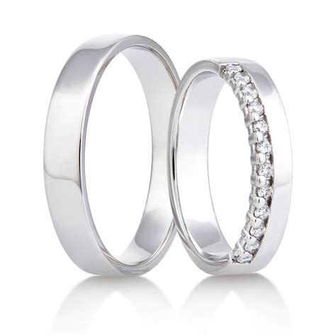 Ilustrácia páru, ktorý si vymieňa snubné prstene