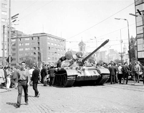 Tanky na námestí v auguste 1968