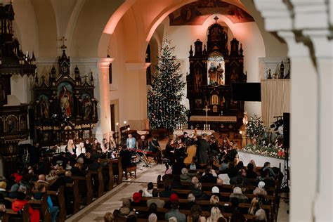 Ilustračná fotografia snúbencov pri sobášnom obrade v kostole