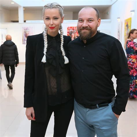 Zuzana Senášiová počas natáčania alebo fotografovania