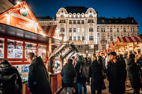 ilustračné foto vianočného trhu v Európe s viditeľnými bezpečnostnými prvkami