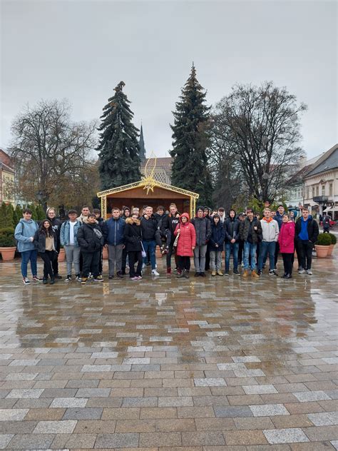 fotografia slovenských policajtov hliadkujúcich na vianočných trhoch