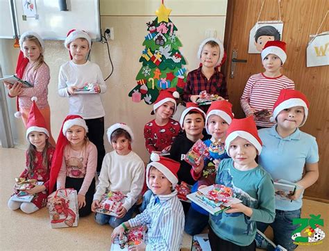 deti na javisku počas vianočnej besiedky, spievajú a tancujú