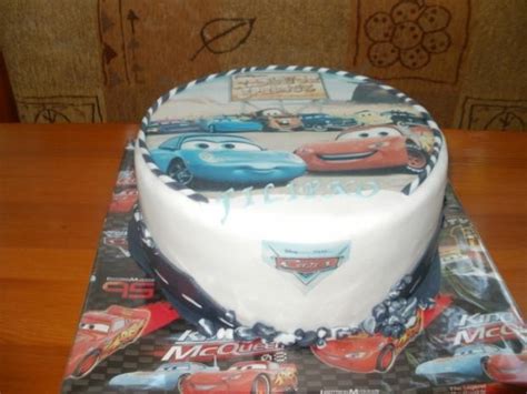 Ukážka torty zdobenej jedlým papierom s motívom Cars