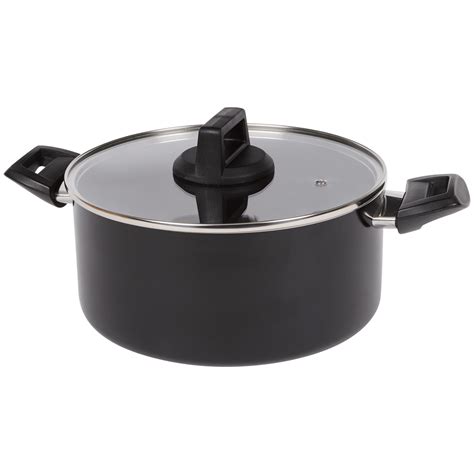 fotografia: hrniec s bublajúcim vianočným punčom a plátky ovocia