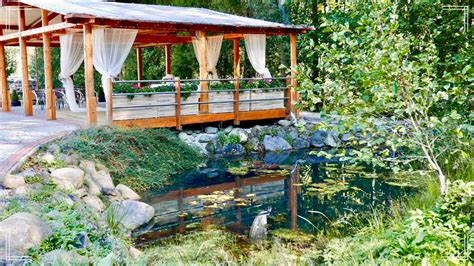 Romantický svadobný altánok pri jazierku s leknami na Chate Lubetha