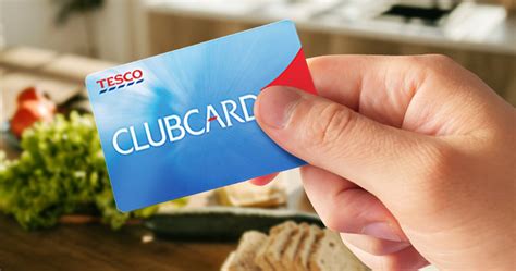 Zákazník používa mobilnú aplikáciu Tesco Clubcard pri nákupe