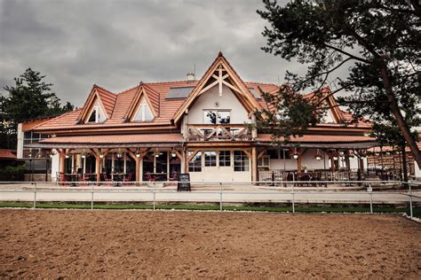 Ilustračná fotografia jazdeckého areálu Zwicker s koňmi a jazdcami.